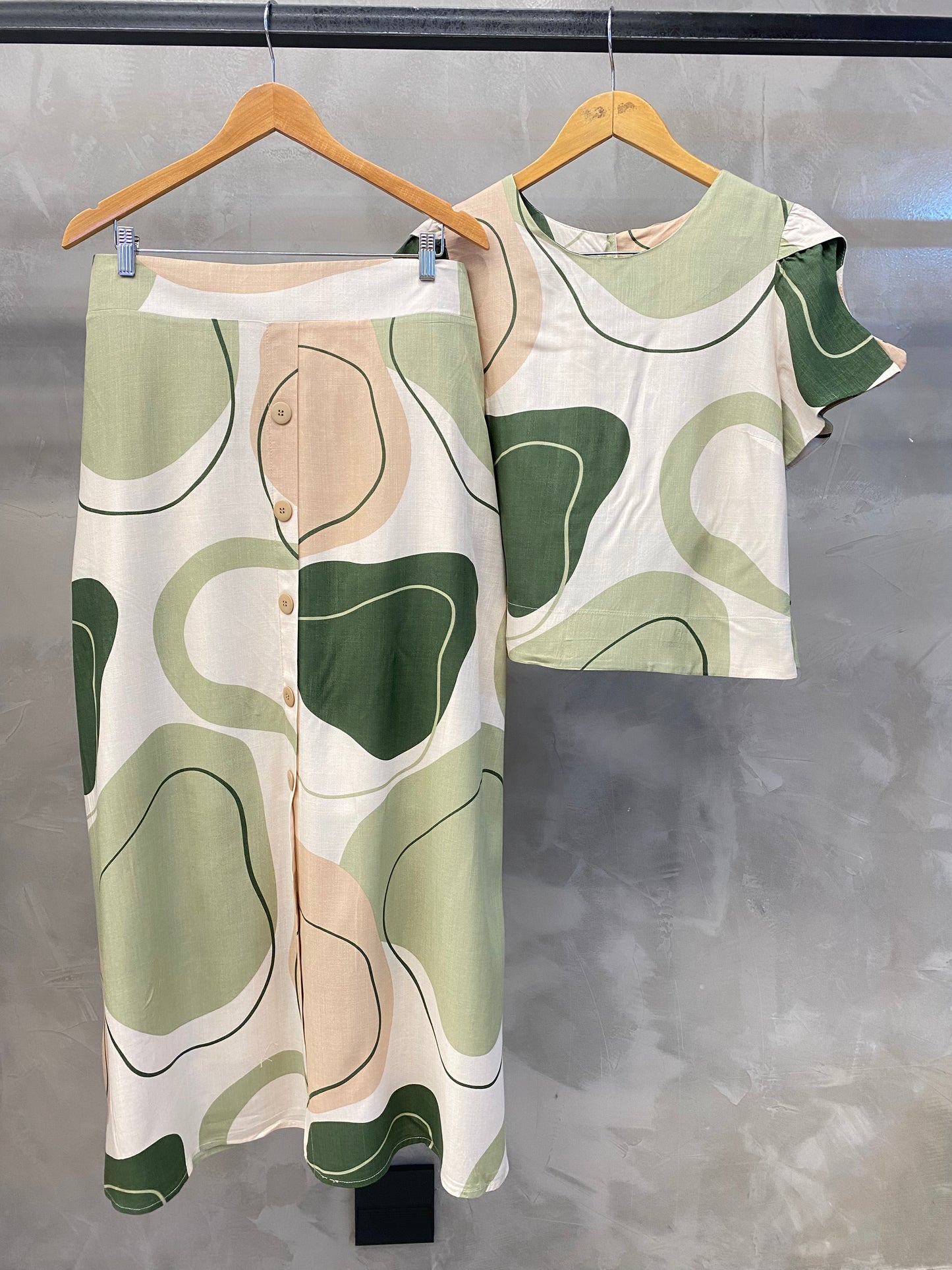 Conjunto plus de saia cropped 91602